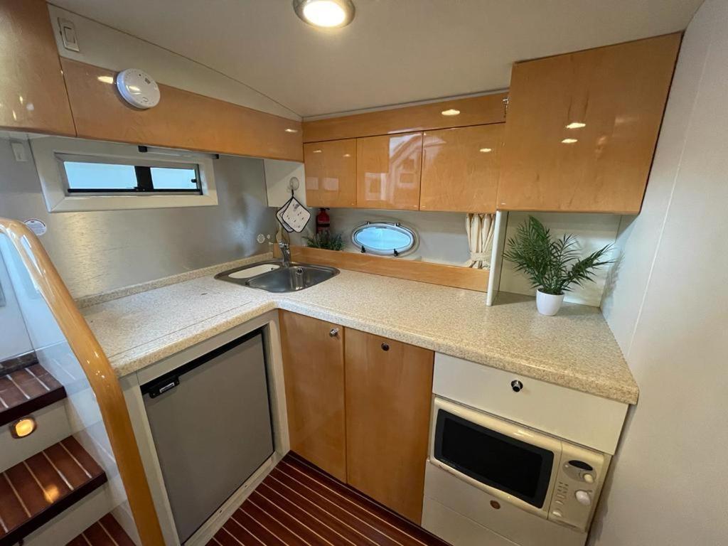 Cozy Yacht Lodge In Barcelona With Boat Tour Option Sant Adrià de Besòs Exterior foto